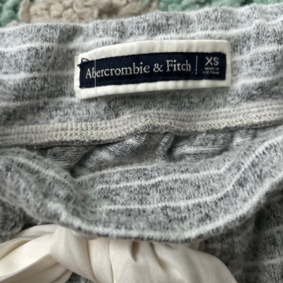 Abercrombie Pajama Pants Sleep PJ Gray White Stripe Jogger Soft Satin Ribbon XS - Picture 3 of 4